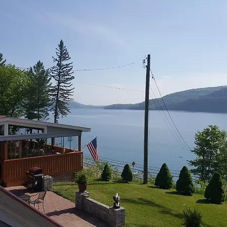 Cobblescote On The Lake